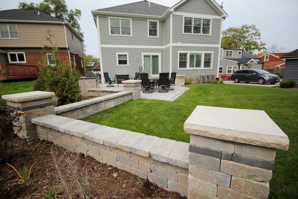 Landscape retaining wall