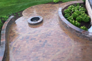 circle inlay in brick paver patio